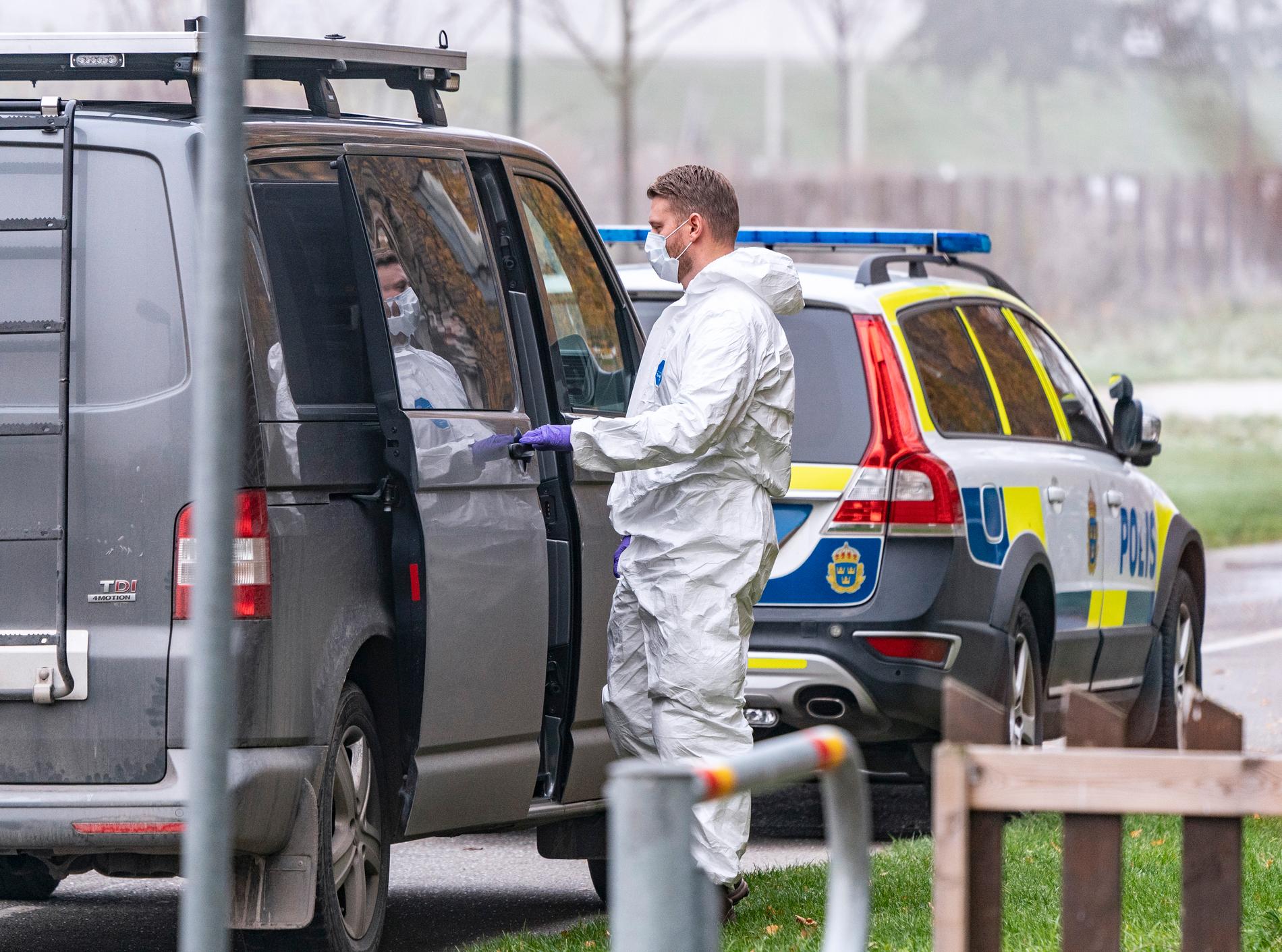 Polis och kriminaltekniker i Malmö utreder det misstänkta mordet i södra Malmö.