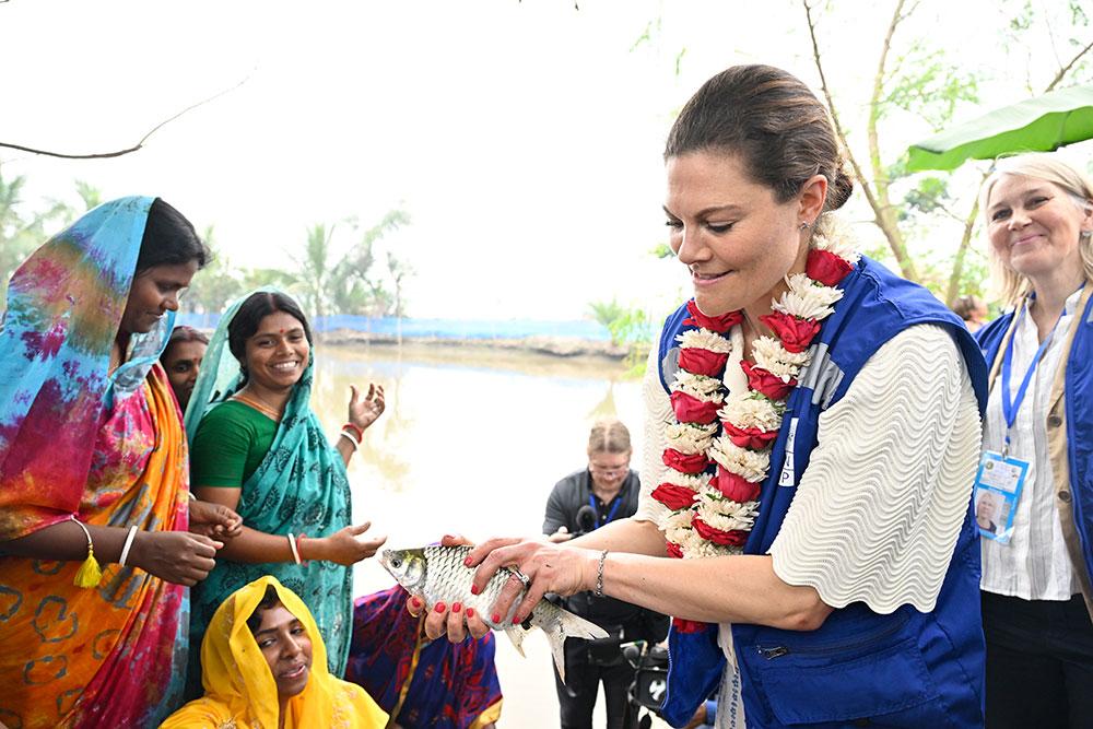 Det är inte så lätt att hålla i en hal fisk! Kronprinsessan Victoria träffar kvinnor i Bangladesh som deltar i ett projekt för att stötta klimatutsatta kvinnor på landsbygden. Ett projekt som fått bidrag både från Sverige och UNDP.