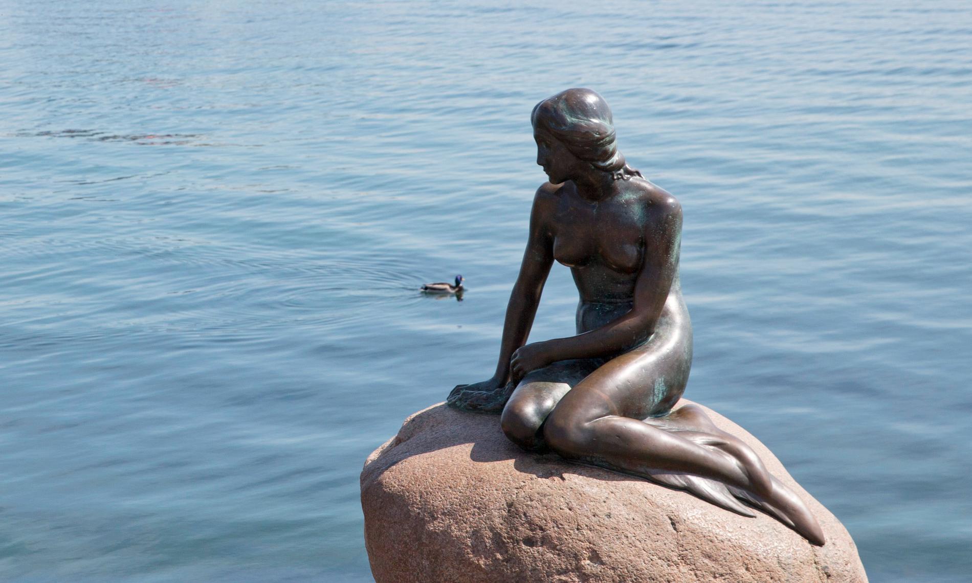 Den lille havfrue heter denna skulptur. 