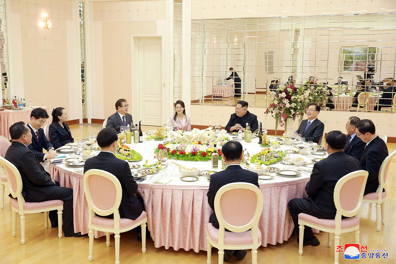 En sydkoreansk delegation har varit på plats i Pyongyang och ätit middag med diktatorn Kim Jong-Un.