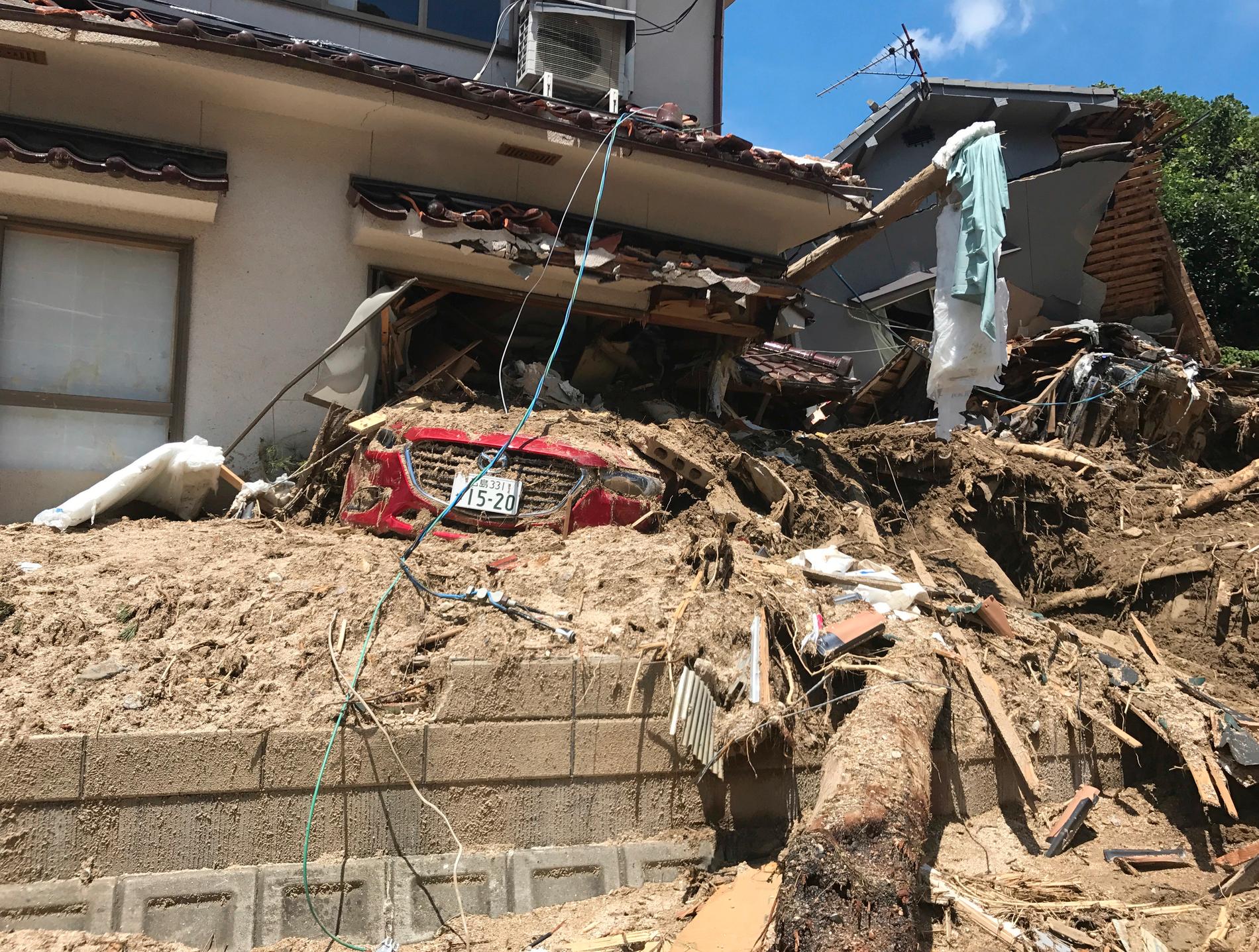 Vattnet lämnade massor av lera efter sig. Nu söker man igenom alla hus som översvämmades i det enorma oväder som drog över västra och centrala Japan förra veckan.