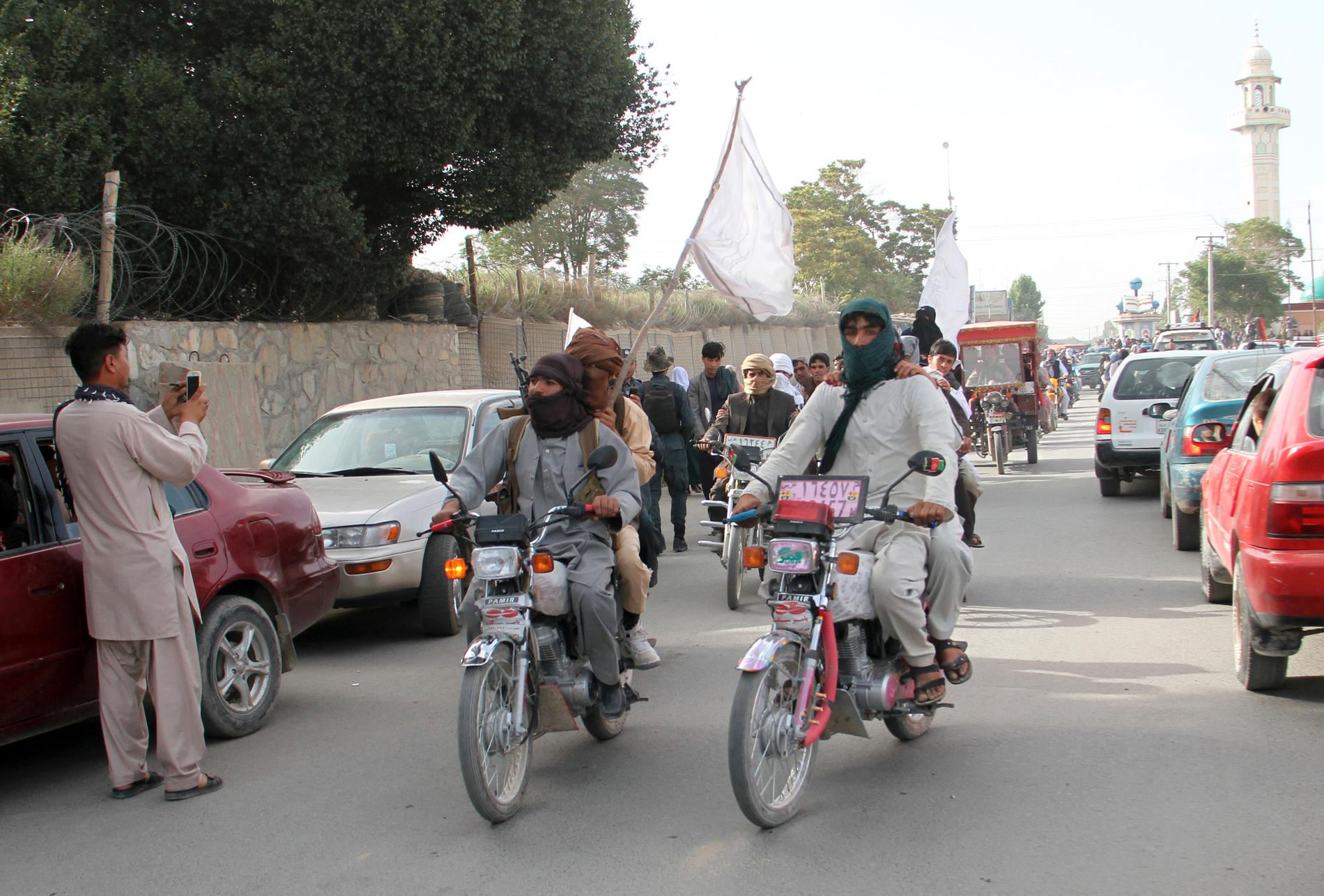Talibaner på motorcyklar i staden Ghazni i juni. Arkivbild.