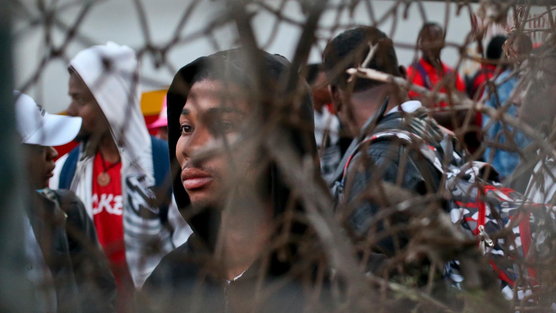 Haitiska migranter i Chiles huvudstad Santiago väntar på att registrera sig för att återföras till Haiti.