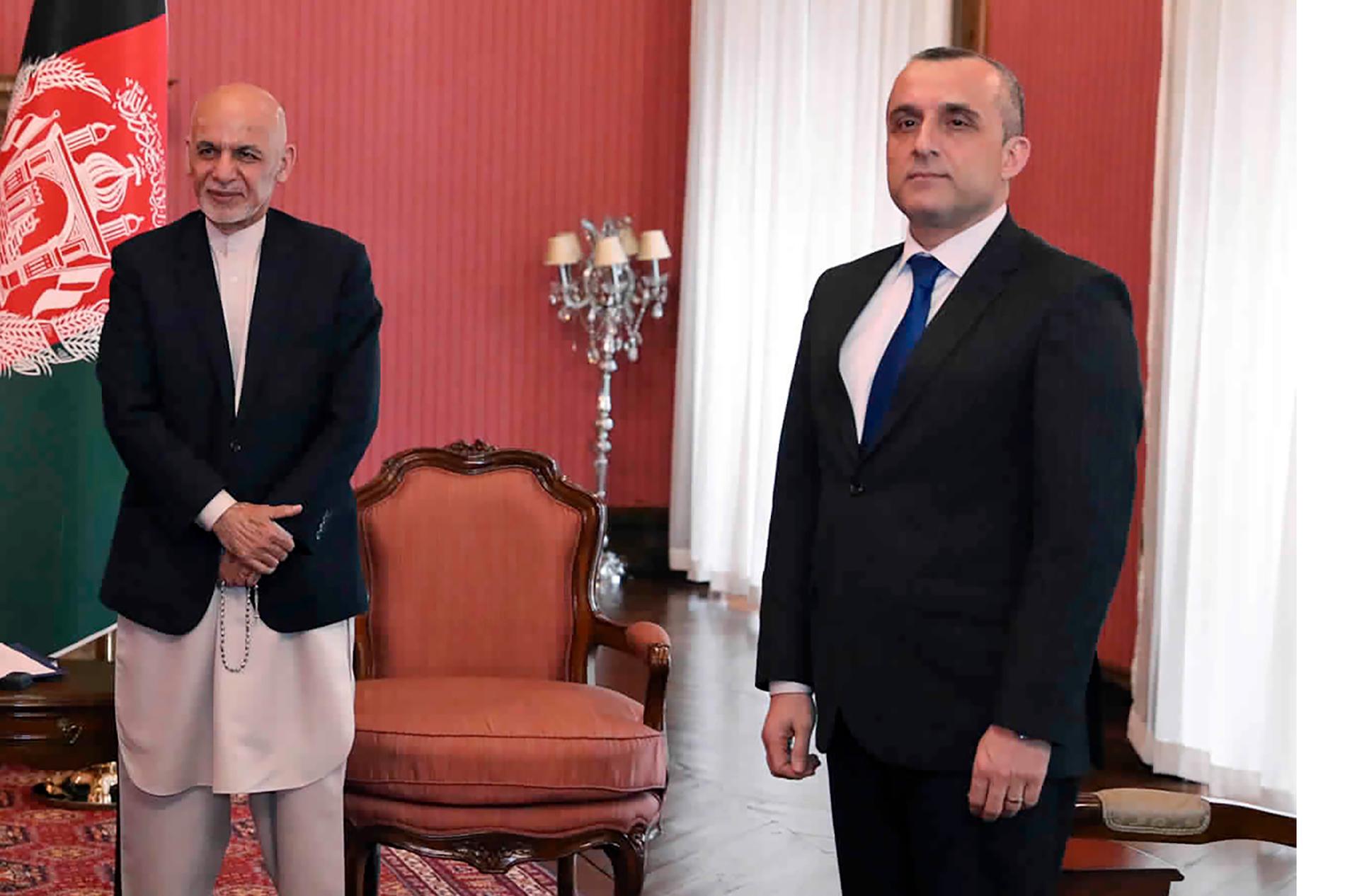Ashraf Ghani till vänster uppges befinna sig i Förenade Arabemiraten medan vicepresidenten Amrullah Saleh, till höger, uppmanar till motstånd. 