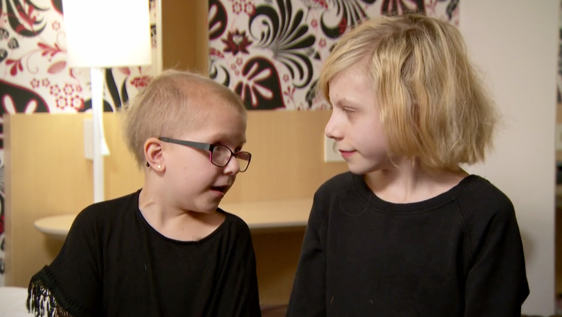 Syskonen Tuva och Emmy Wernersson har båda drabbats av cancer.