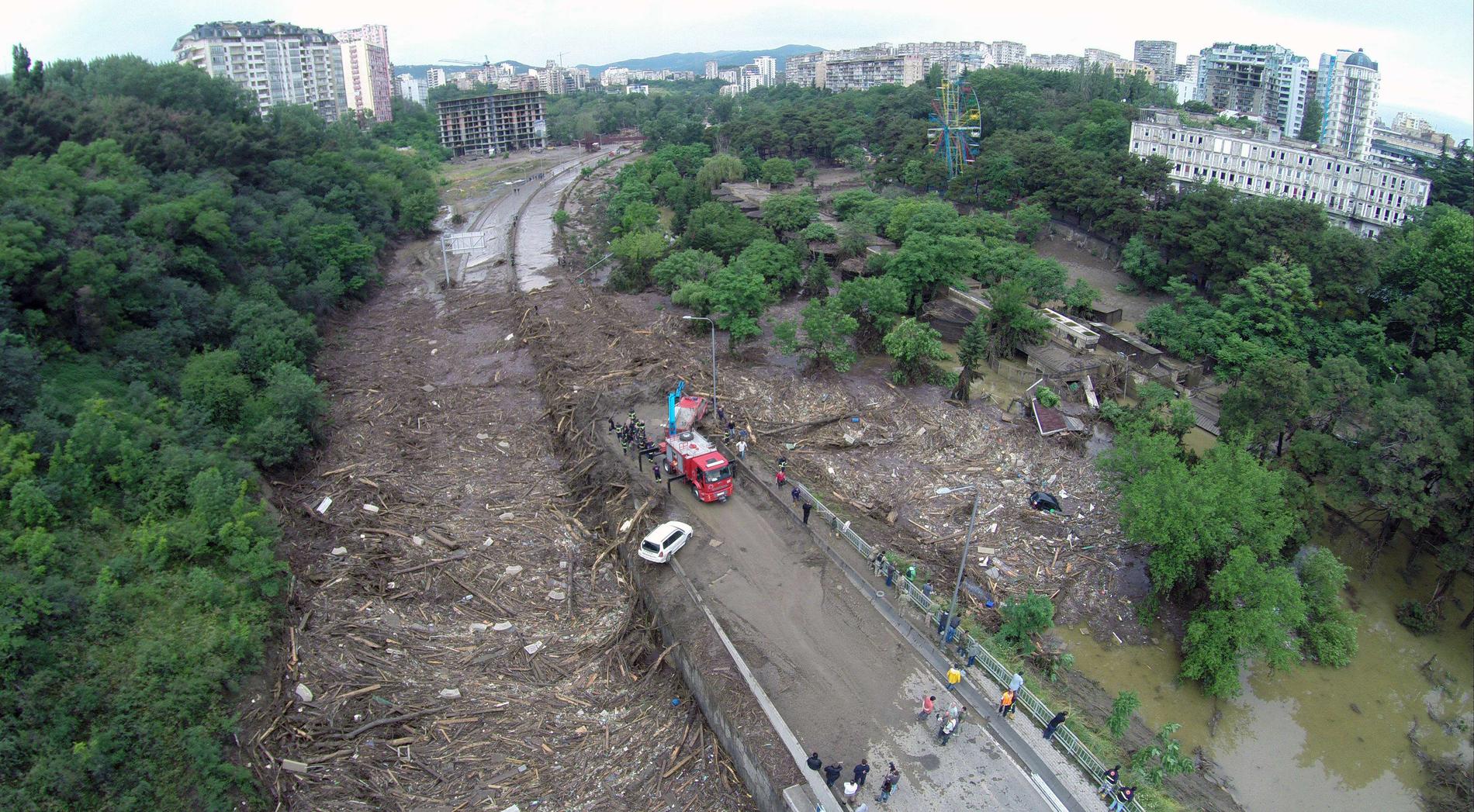 Minst fem människor har dött i översvämningar i Georgiens huvudstad Tbilisi.