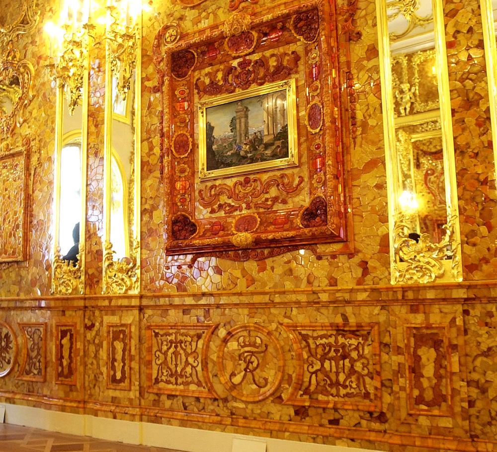 Det mytomspunna Bärnstensrummet har rekonstruerats i Sankt Petersburg, som det tros ha sett ut.