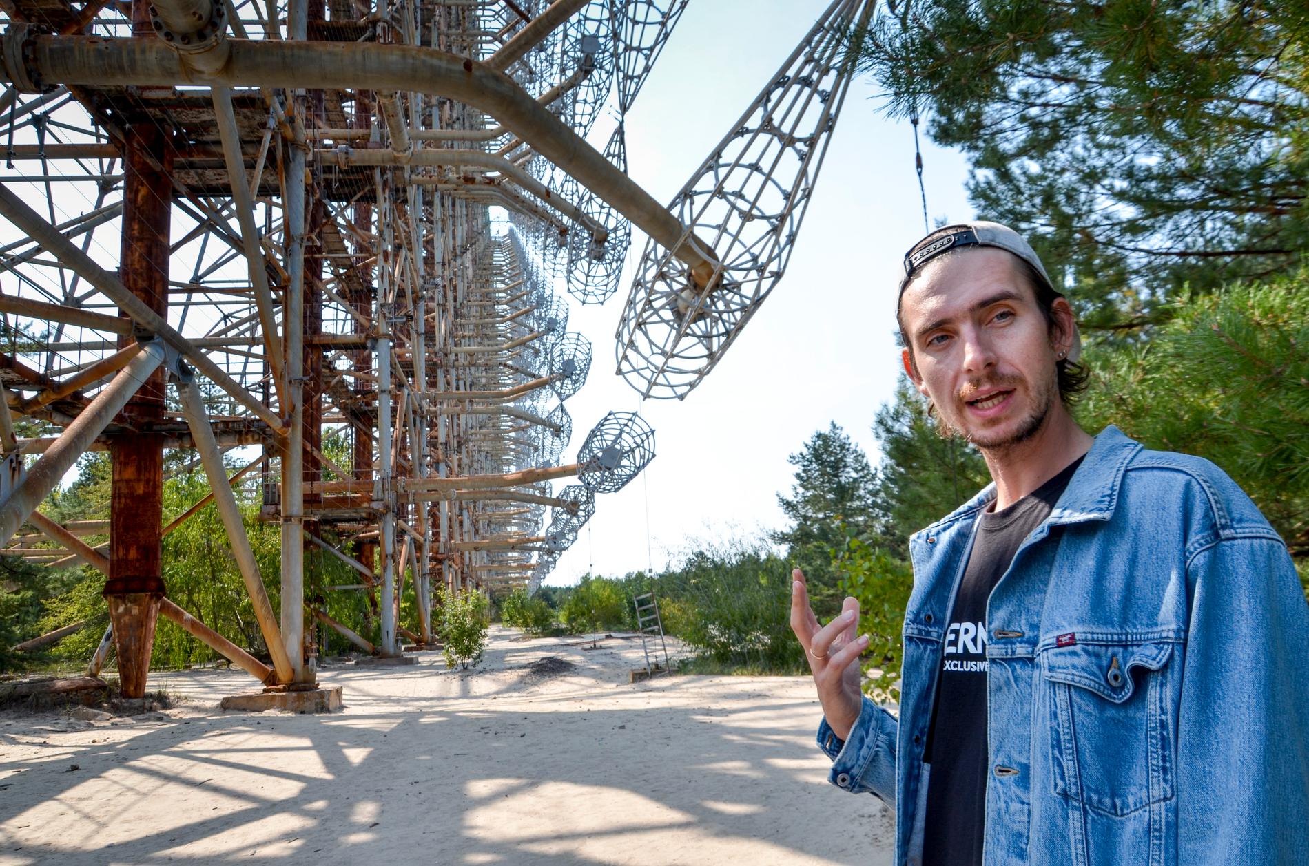 Maksim Polivko arbetar som guide i den stängda zonen i Tjernobyl. Arkivbild.