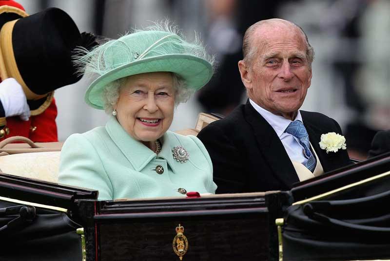 Drottning Elizabeth och prins Philip tidigare i somras.