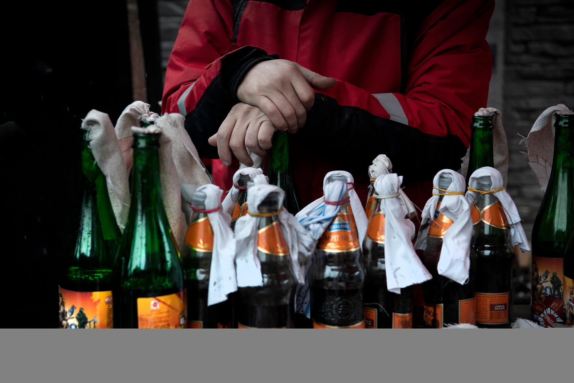 Till Lviv-borna levereras färdiga molotovcocktails. Flaskorna som körs till Kiev behöver monteras. ”De är en Ikea-variant kan man säga”, säger Jurij Zastavnyj, delägare på Pravda.