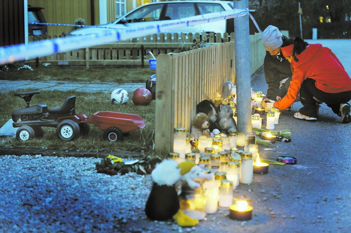 SÖRJER DE MÖRDADE BARNEN Mängder av ljus brinner utanför villan i Arboga för att hedra de mördade syskonen. Den 31-åriga tyska som misstänks för morden på barnen och mordförsöket på den 23-åriga mamman nekar, men polisen har bevis som kan fälla mördaren. Mamman höll en blodig hårtuss i handen när hon hittades. ”Vi har skickat en massa material till SKL i Linköping för analys, säger Anders Pommer, utredare på polisen i Västerås