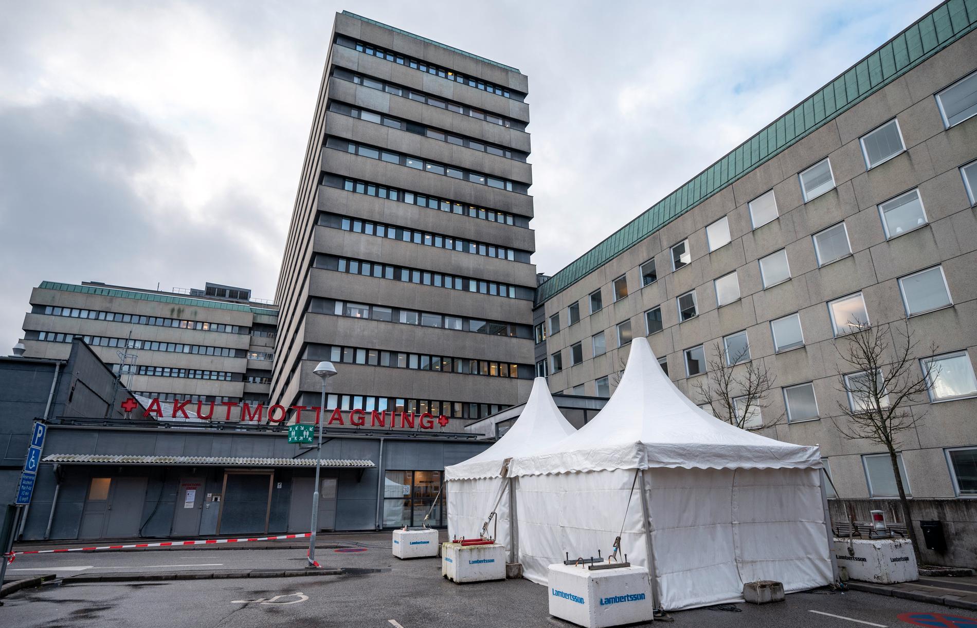 Utanför akutmottagningen på SUS Lund har man satt upp tält för att kunna bedöma patienter utomhus på grund av den pågående viruspandemin.