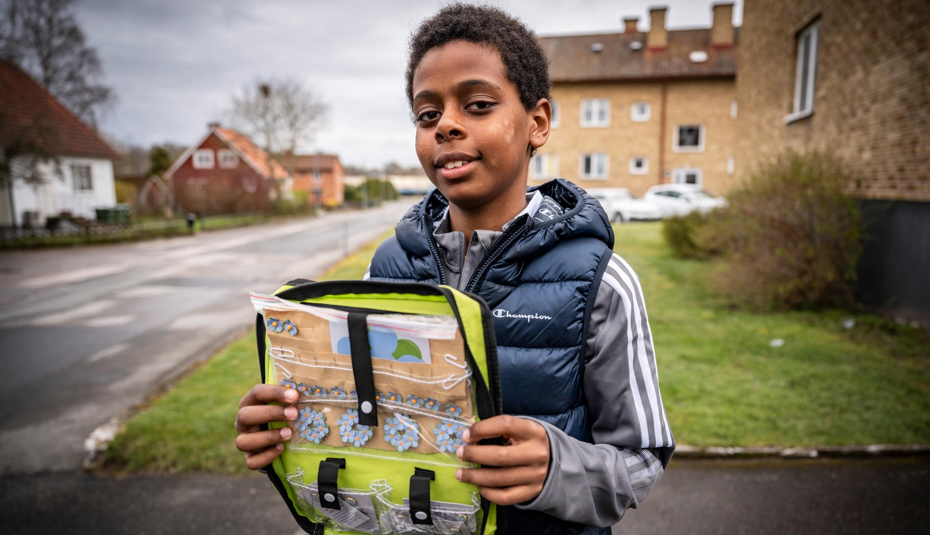 Murhaf, 12, har sålt majblommor för miljoner. Han är född i Sverige men lever i limbo då han fortfarande inte vet om han får stanna. 