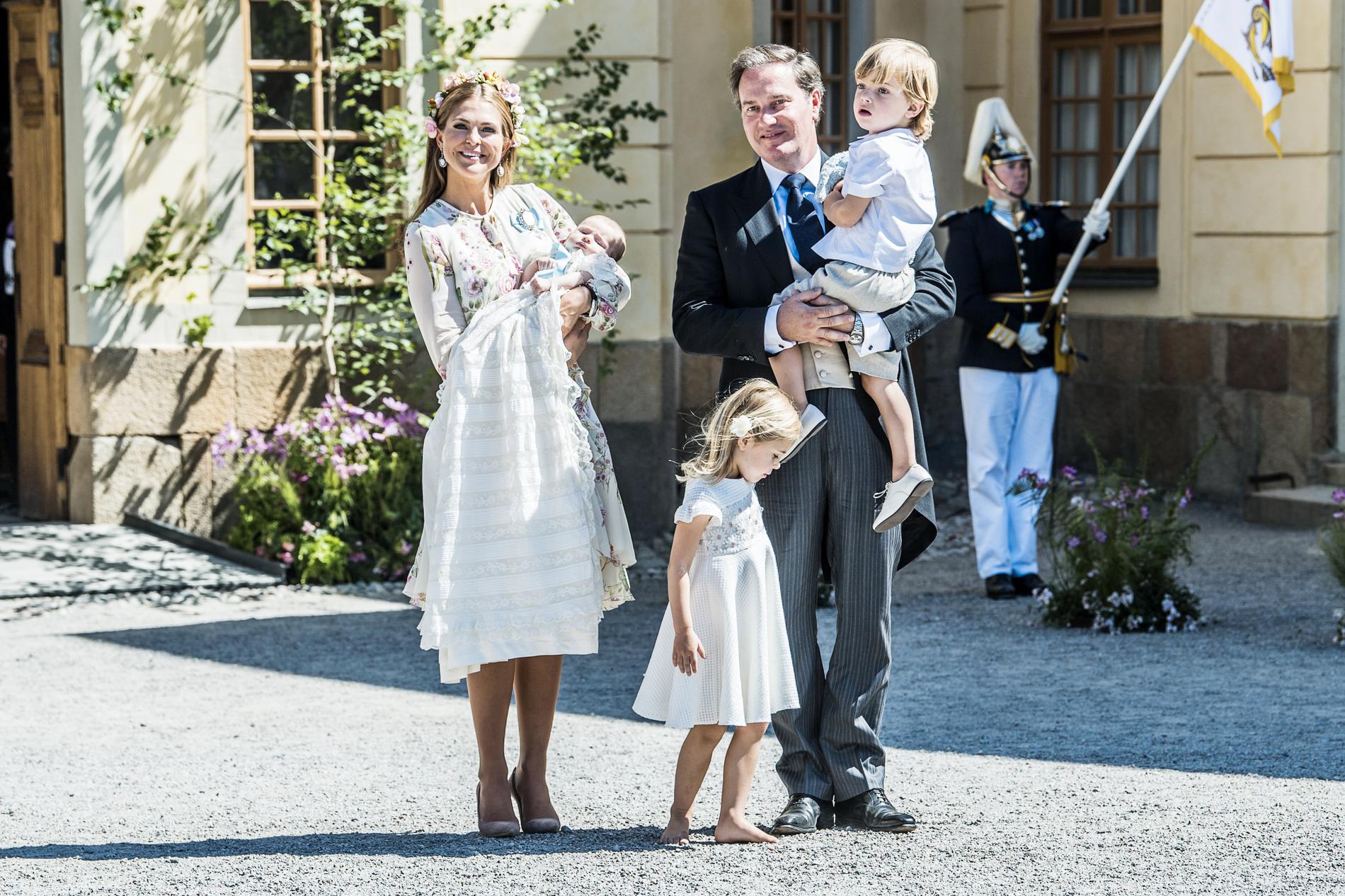 Prinsessan Madeleine och Chris O’Neill tillsammans med alla barnen under prinsessan Adriennes dop i Stockholm 2018.