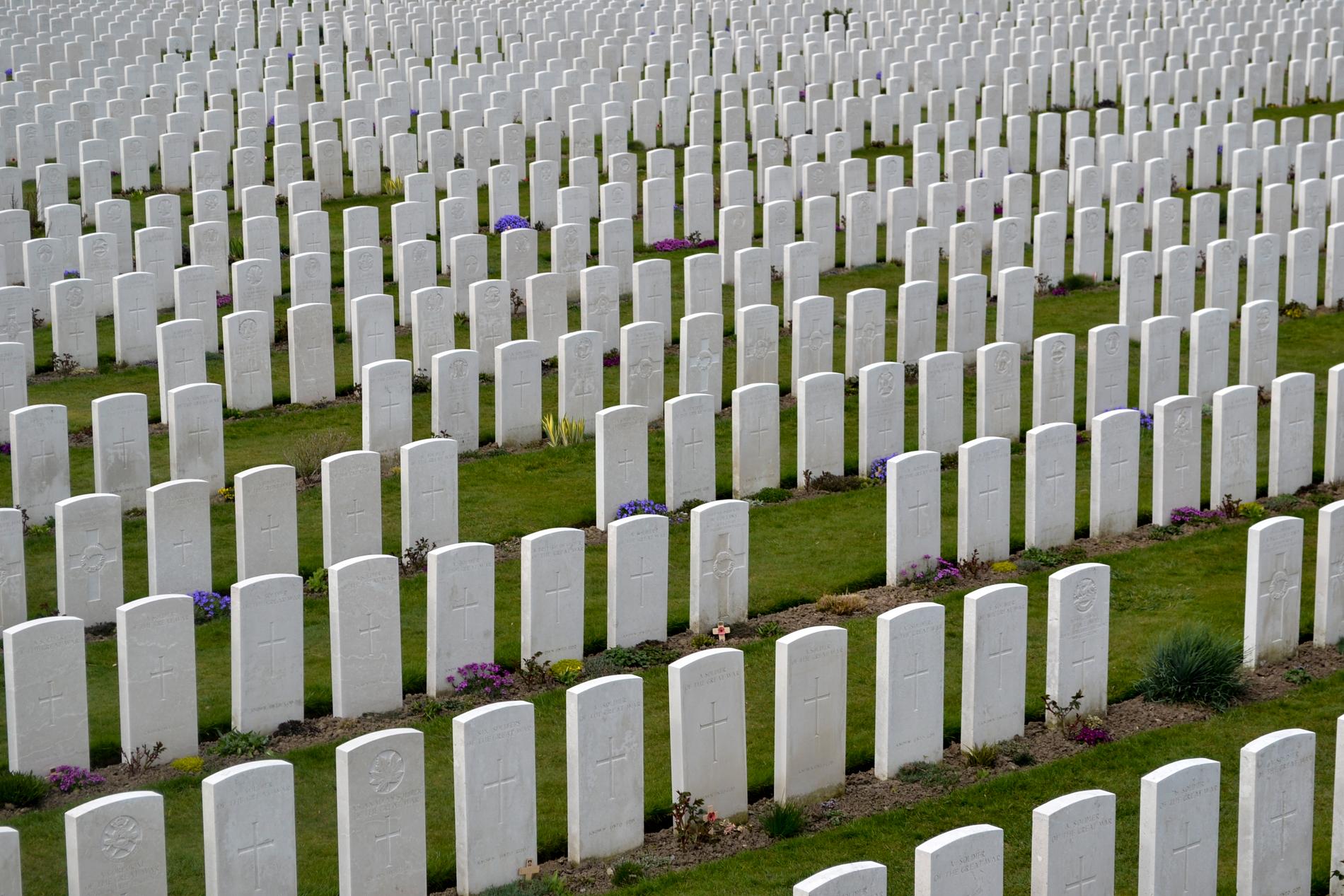 Runt Ypern i västra Belgien finns otaliga monument och kyrkogårdar från första världskriget. På Tyne Cot-kyrkogården ligger kvarlevorna av 12 000 soldater – merparten oidentifierade. På minnestavlorna hedras ytterligare 30 000 döda, vars kvarlevor aldrig hittats.