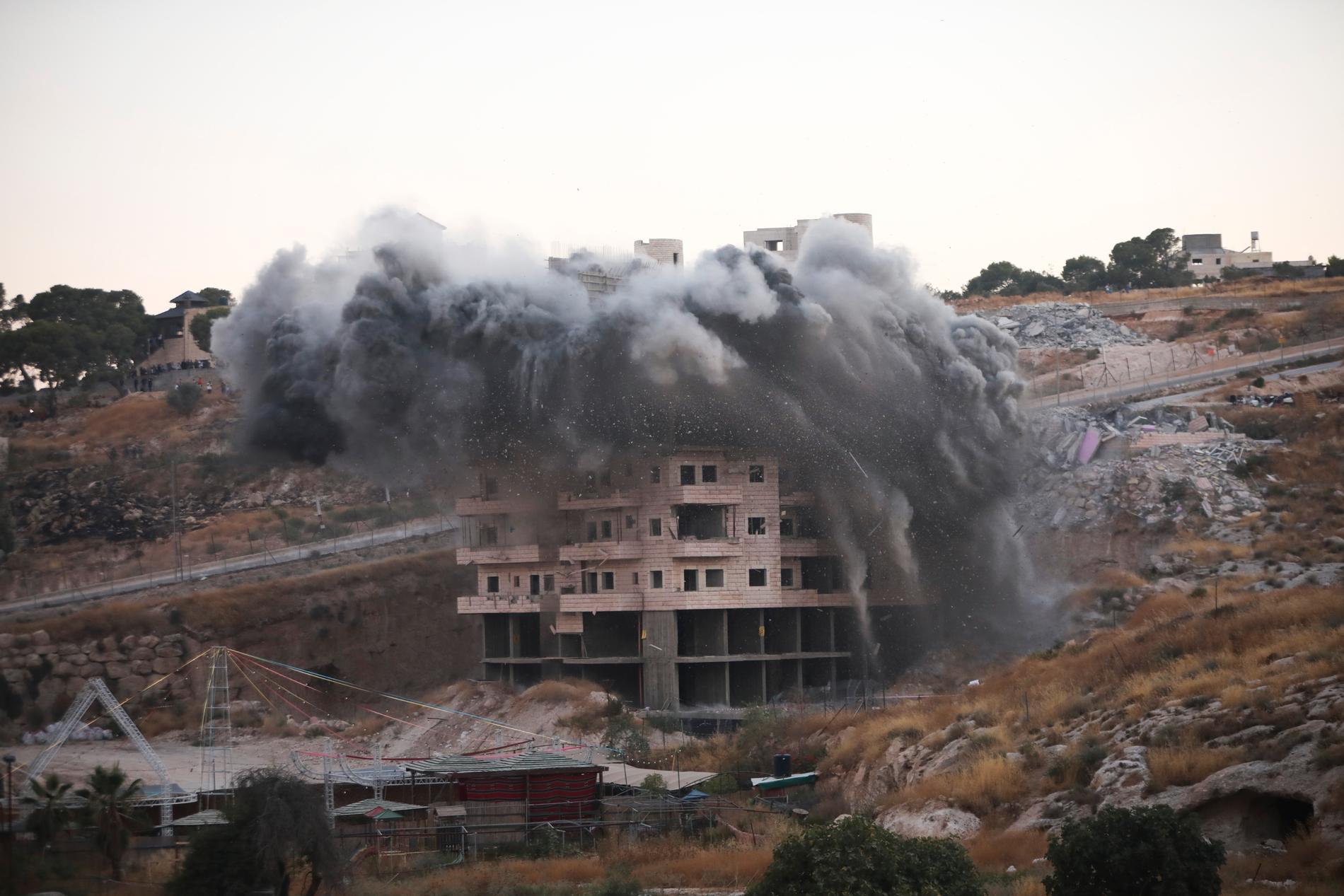 En palestinsk byggnad sprängs i byn Sur Baher söder om Jerusalem.