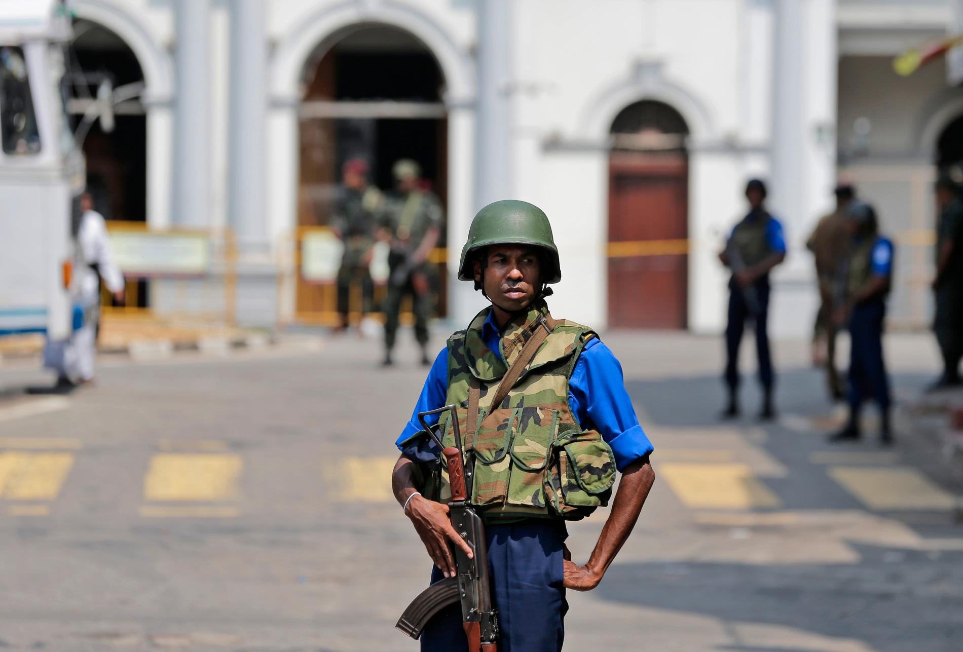 En lankesisk soldat på vakt utanför en kyrka i huvudstaden Colombo efter attackerna. Arkivbild.