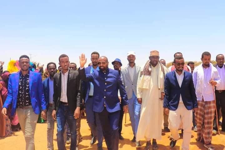 På det somaliska partiets Facebook-sida finns bilder från flera besök han gjort i landet. 