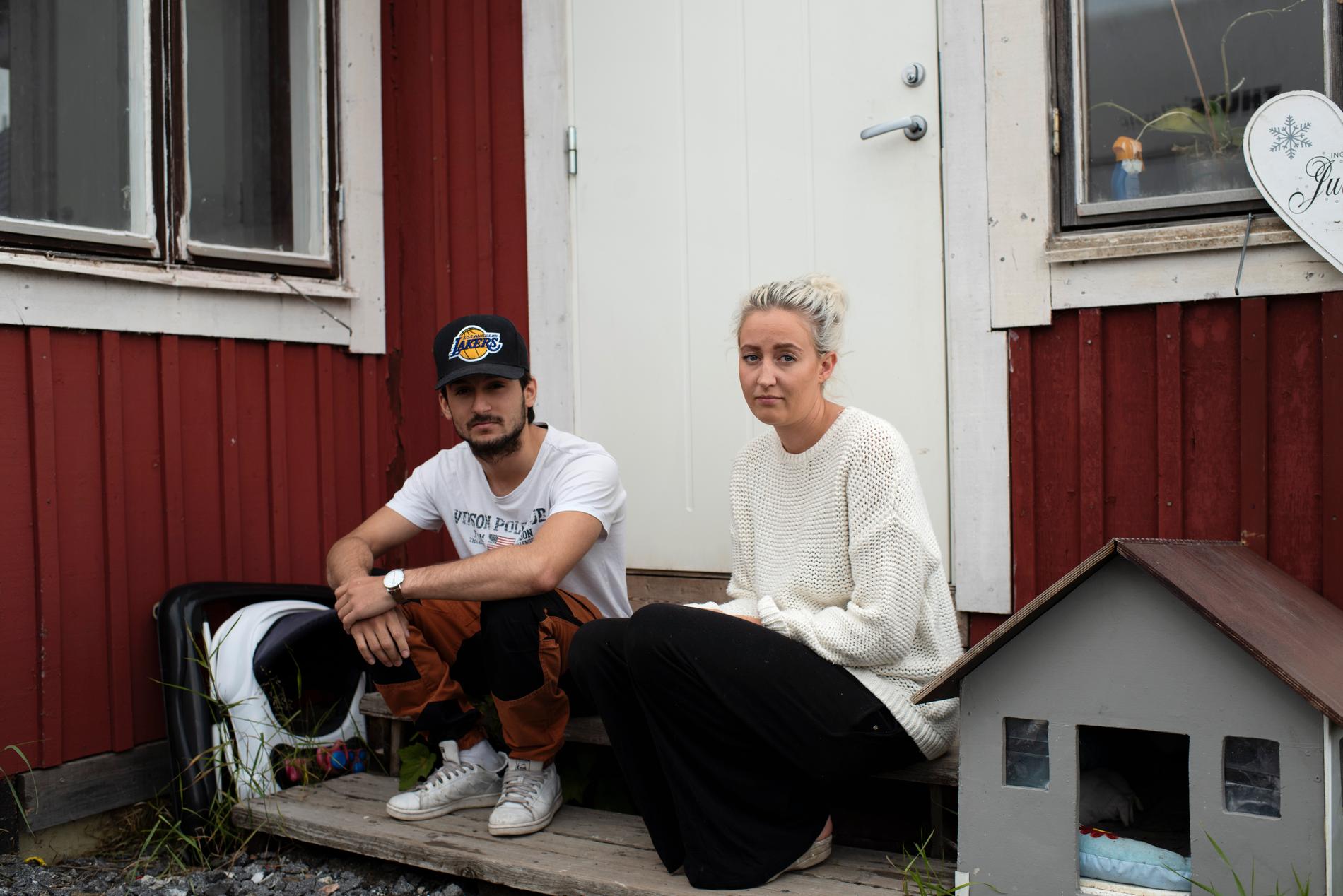 Syskonen Mommie och Patricia Persson bor nära Storsandskär. "Jag är fortfarande i chock", säger Patricia.