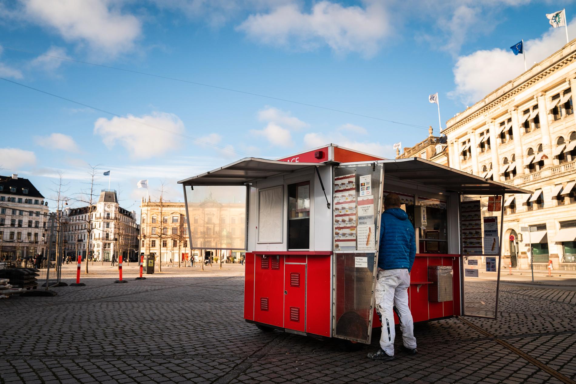 I pandemitider är det mindre att göra i korvvagnarna. Den här heter Emmis Place, och står på Kongens Nytorv i Köpenhamn.