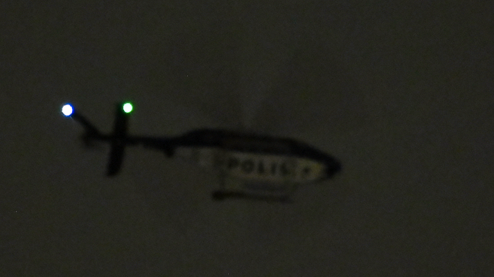 Polisens helikopter hovrar över bostadsområdet i Bagarmossen. En gärningsman beväpnad med kniv jagas. 