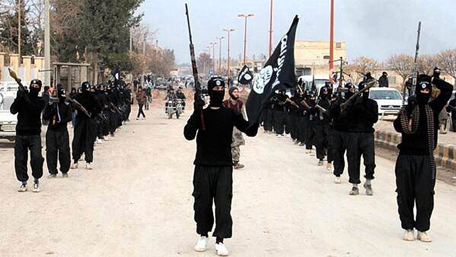 Skräckgruppen Den jihadistiska terrororganisationen Islamiska staten på marsch i syriska staden Raqqa. Foto: AP