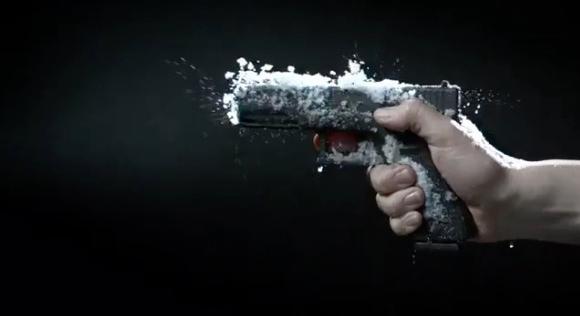 Österrikiska Glocks pistol marknadsförs med hjälp av allt från is till lera och snödrivor.