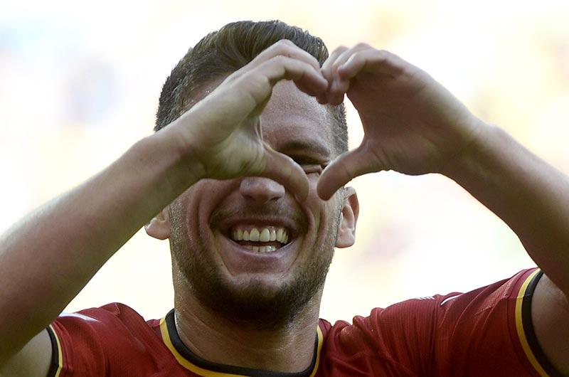 Måljubel Belgiens Dries Mertens firar sitt 2–1-mål mot Algeriet – lika glad blev den svenske spelaren som fick in sin spelkupong till 8 490 gånger pengarna tack vare målet.