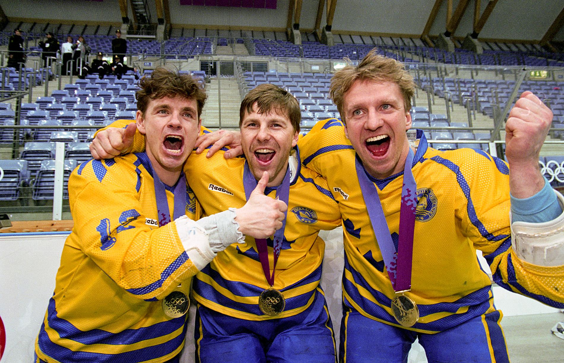 Mats Näslund firar OS-guldet i Lillehammer tillsammans med Håkan Loob och Tomas Jonsson. På lördag gästar Näslund Jägersro och den andra deltävlingen av Olympiatravet.