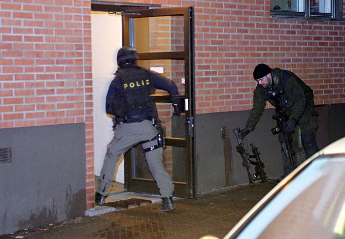 Ett stort antal poliser kallades till ett larm om skottlossning i Sjöbo i natt.