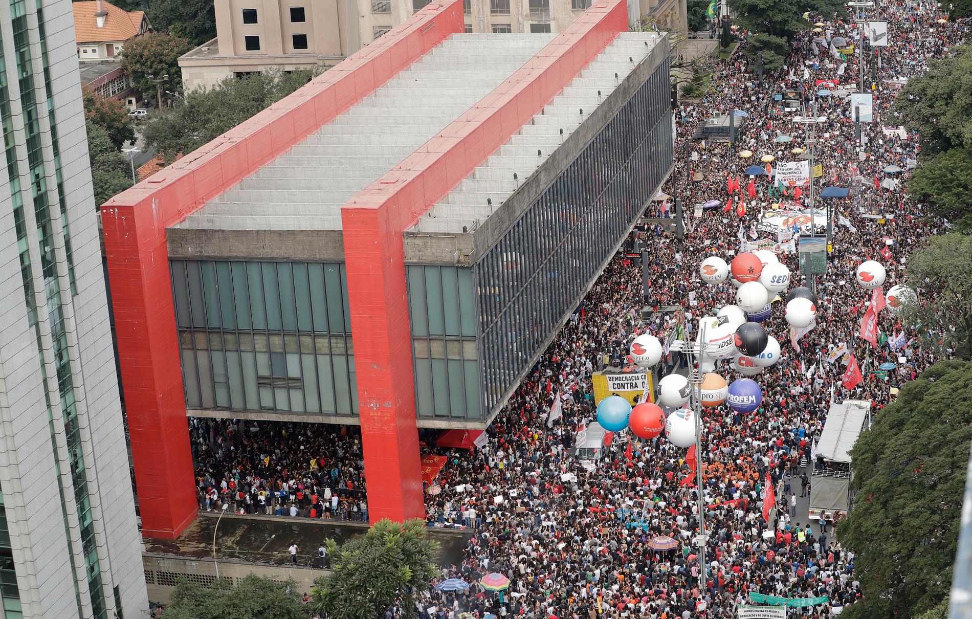 Bolsonaro-kritiska folkmassor på São Paulos paradgata Avenida Paulista på onsdagen.
