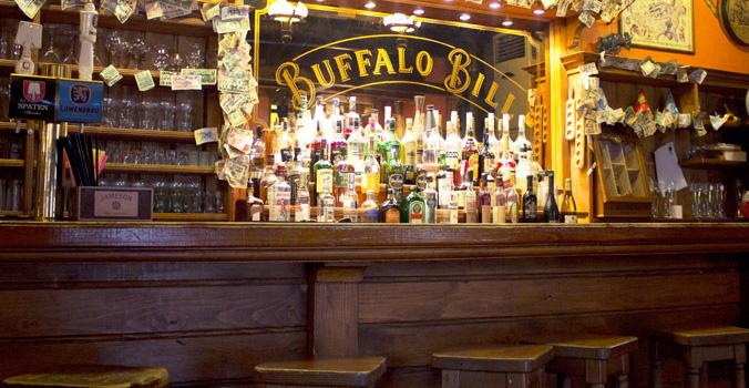 På baren Buffalo Bill i Tblisi beställde några av  kriminalvårdarna in shotsbrickor som de gick omkring och bjöd på, enligt internutredningen.