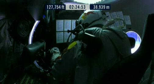 Felix Baumgartner inne i kapseln på nästan 39 000 meters höjd. Han går igenom en checklista inför hoppet.