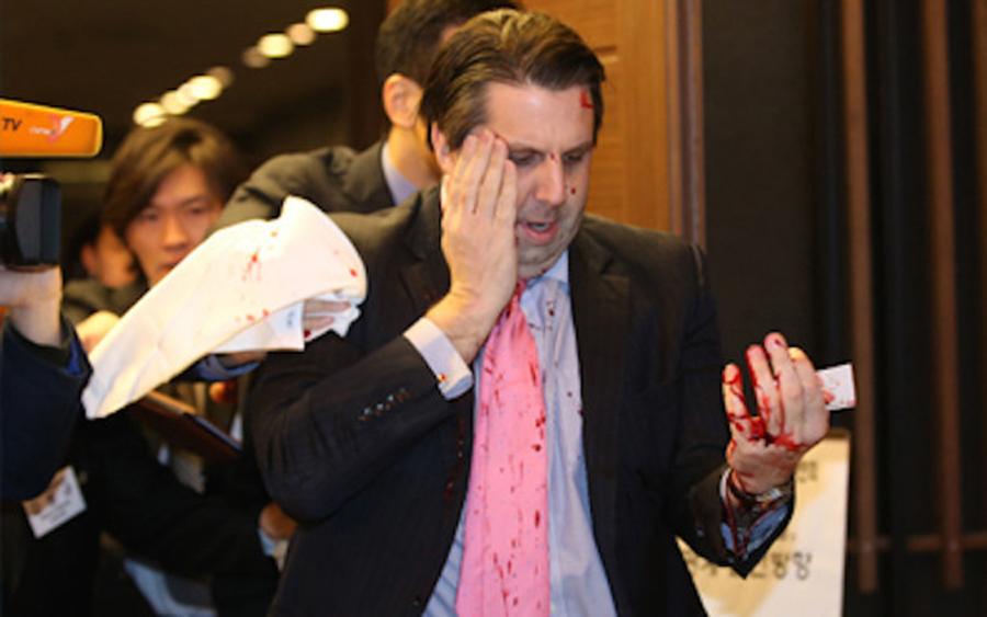 Ambassadören Mark Lippert, 42, fördes med allvarliga men inte livshotande skador efter rakbladsattacken.
