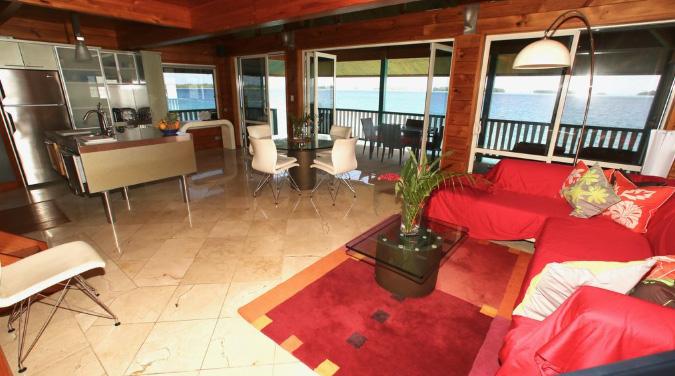 Jack Nicholsons före detta vardagsrum i huset på Bora Bora har utsikt över havet. 