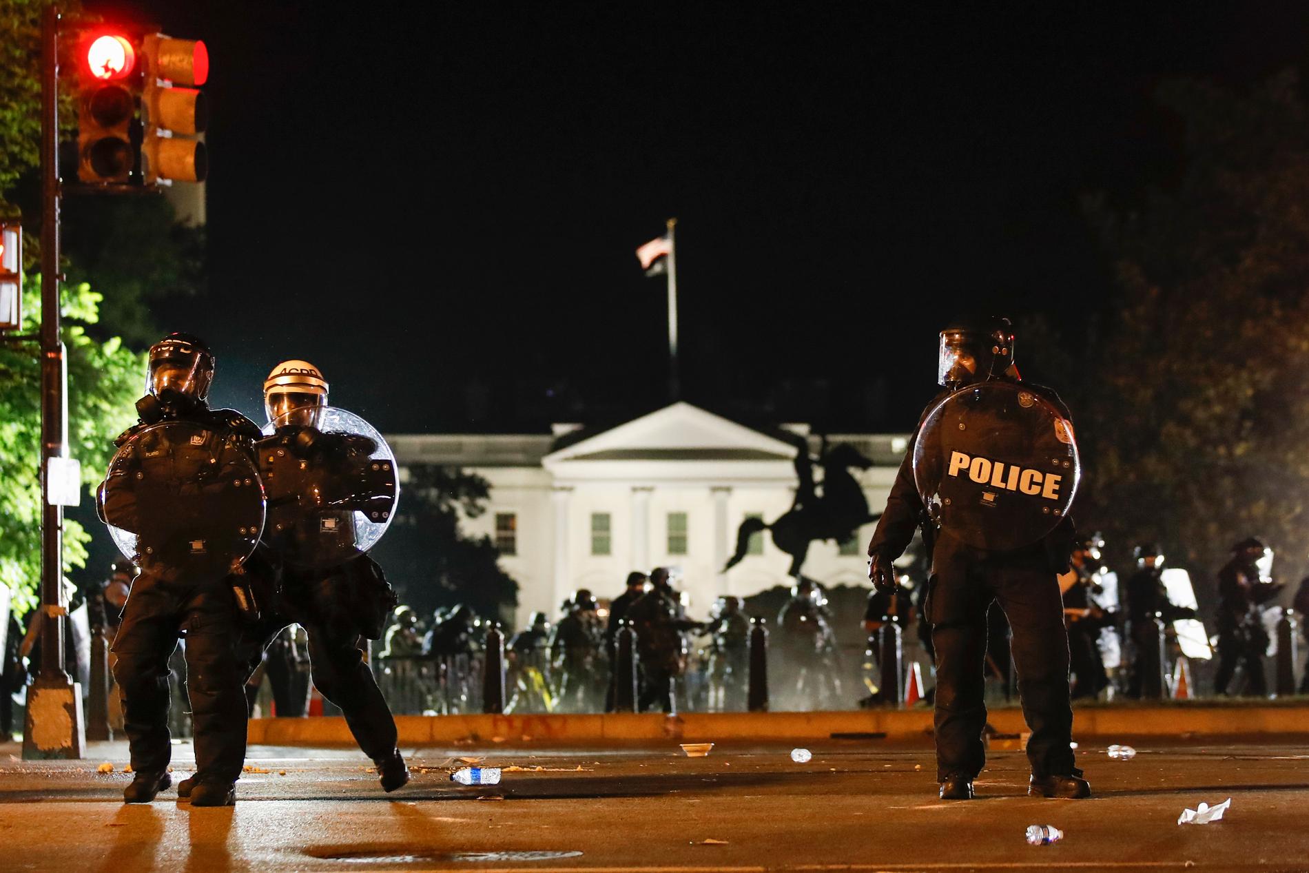 Polis utanför Vita huset i Washington under söndagskvällen.