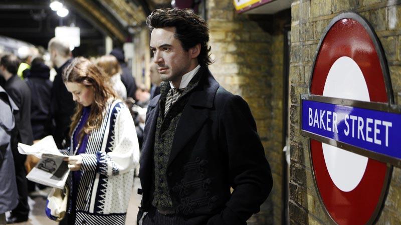 På Baker Streets tunnelbanestation i London har skådespelaren Robert Downey Jr:s gestaltning av Sherlock Holmes stått som vaxfigur senaste tiden, på väg mot Madame Tussauds vaxkabinett.