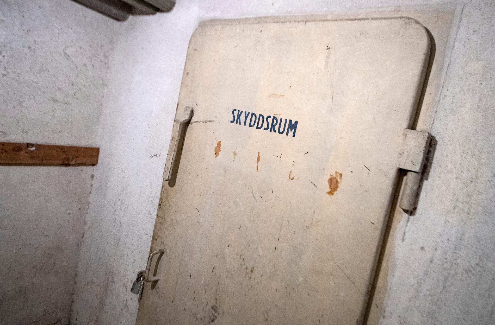 Dörr till ett skyddsrum modell äldre i en källare i Malmö. Arkivbild.