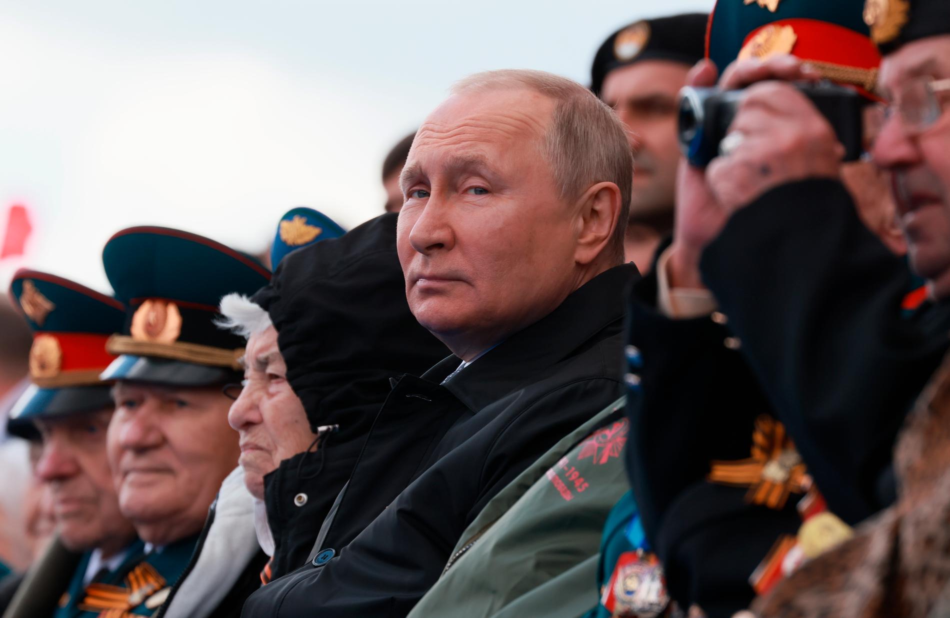 Vladimir Putin vid firandet av segerdagen för ett år sen.