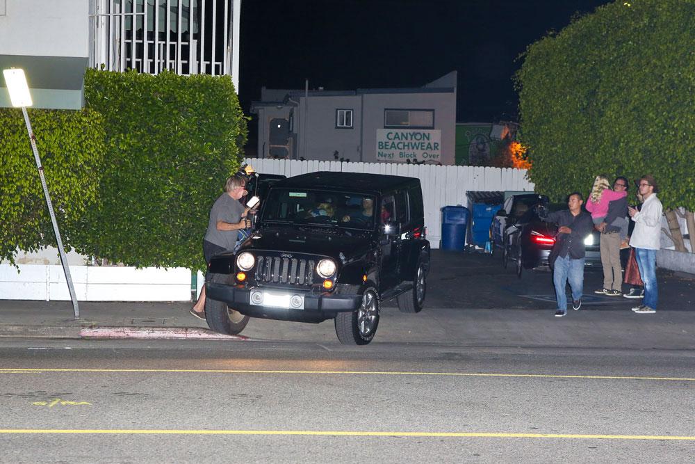 Här lämnar Chris Martin och Gwyneth Paltrow restaurangen. Fotografen som blir påkörd står precis till vänster.