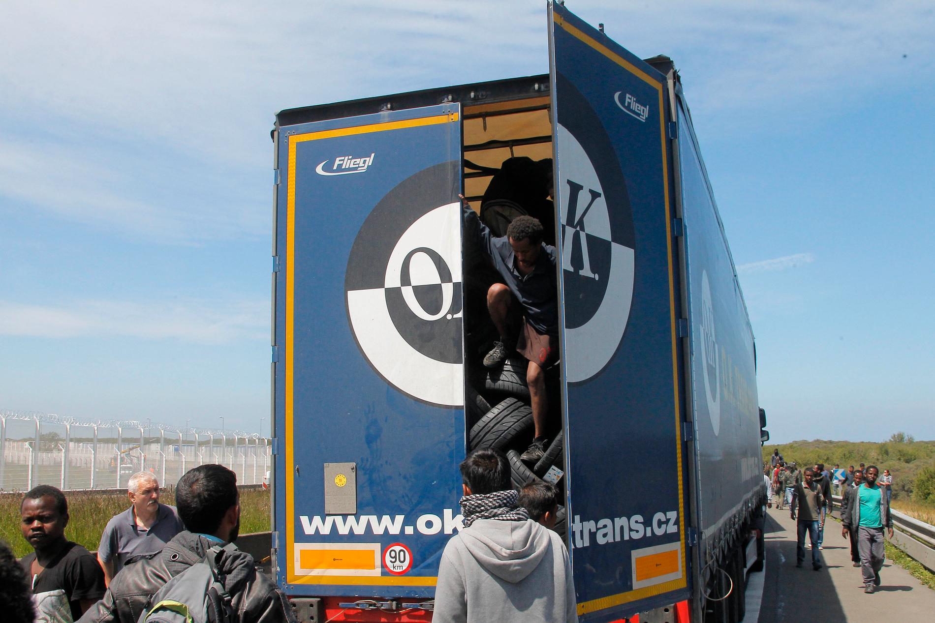 En lastbil stoppad i Calais i maj 2015 sedan migranter som försökt ta sig över till Storbritannien upptäckts.