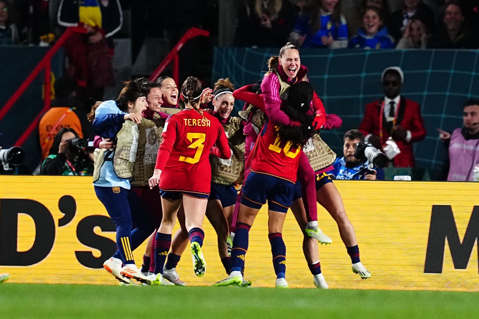 Spanien jublar efter 1–0-målet mot Sverige