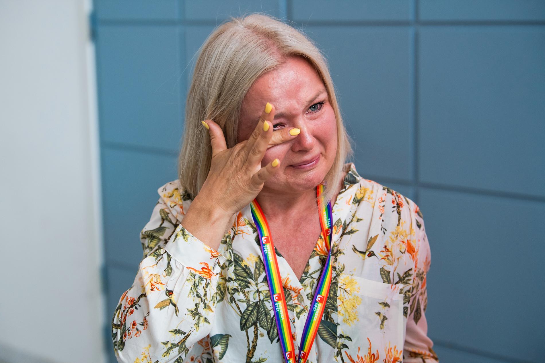 Katrin Chieux från Svenska Cheerleadingförbundet gråter efter att de valts in i Riksidrottsförbundet 