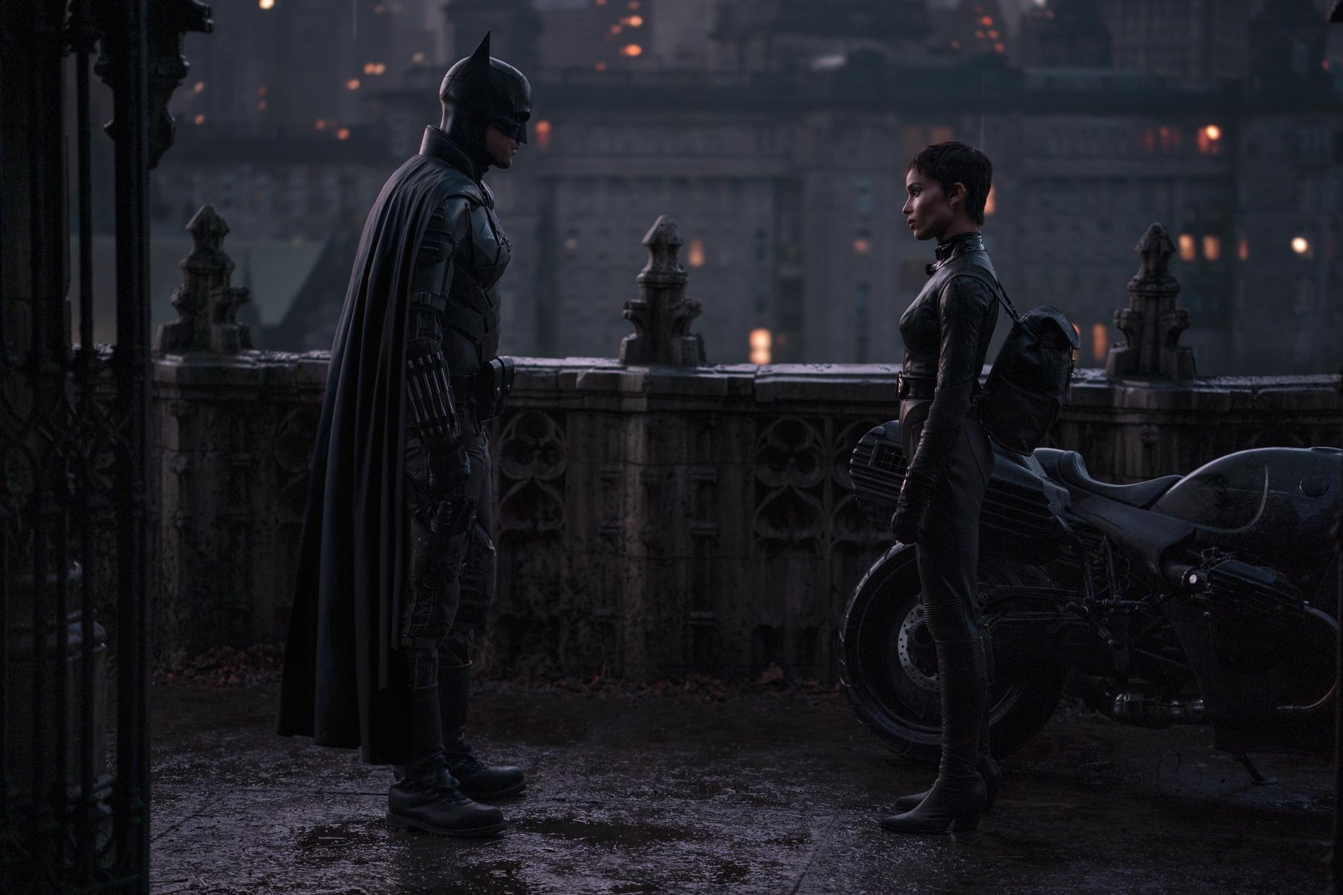 Robert Pattinson och Zoë Kravitz i ”The Batman”.