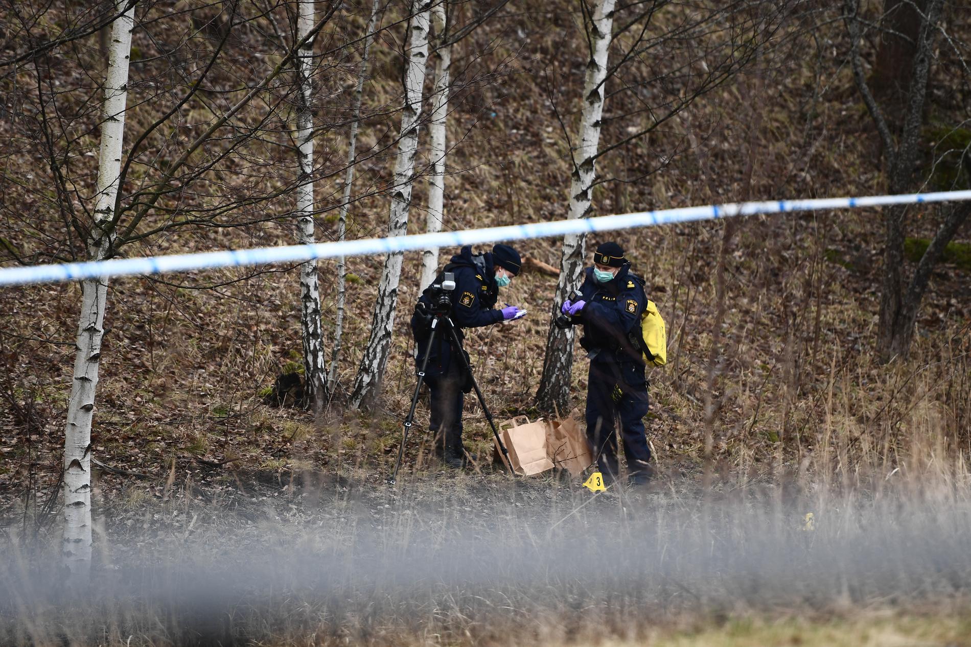 Enligt uppgifter till Aftonbladet hittades brottsoffret i ett dike.
