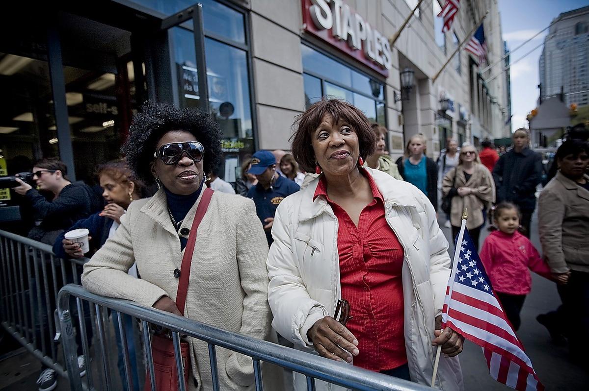 Judy Mitchell och Bernice Sims stod och väntade på Obama vid Ground zero.