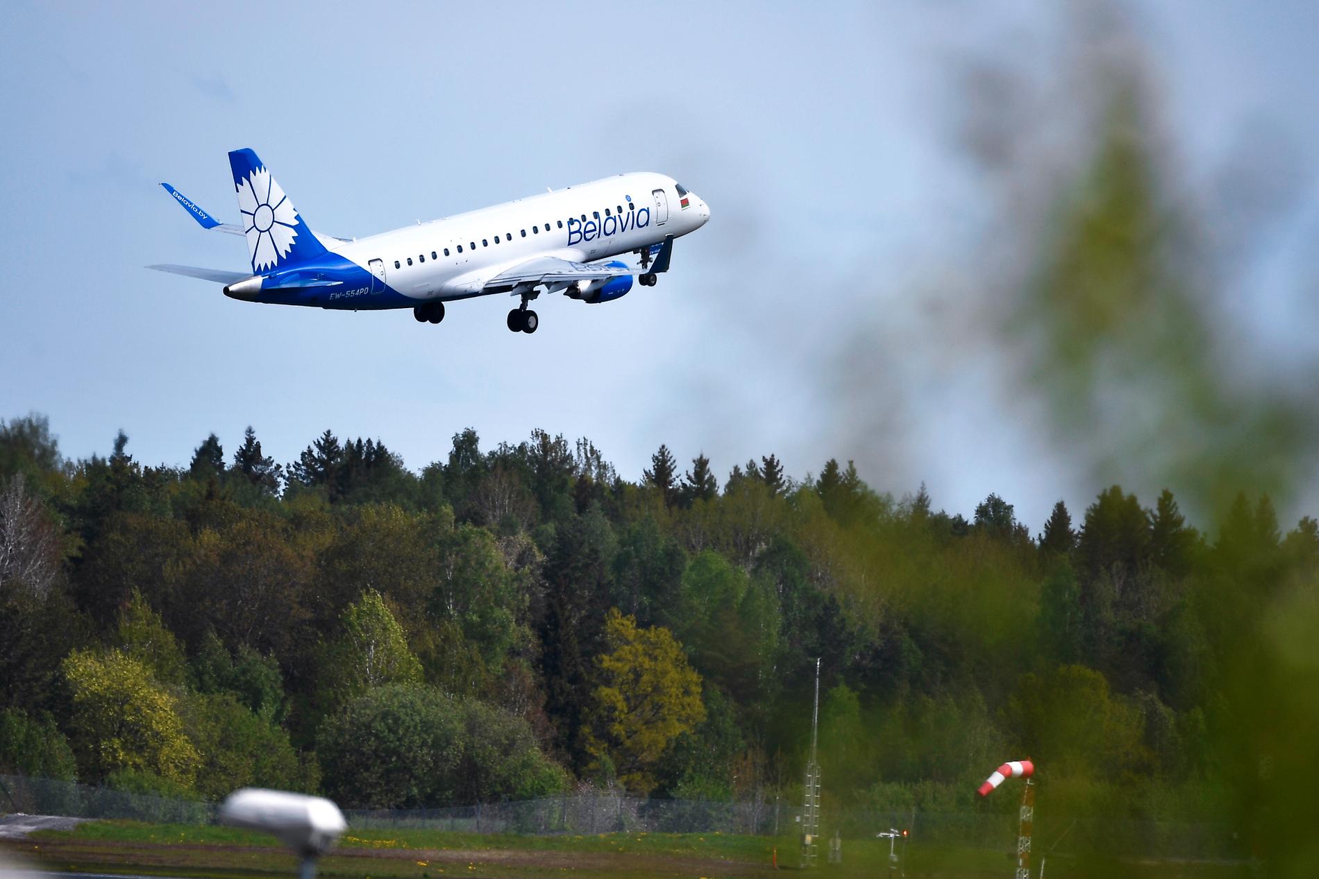 Trots EU-toppmötets uppmaning till medlemsländerna att inte släppa in belarusiska flygbolag har ett plan från Minsk landat och lyft från Arlanda.