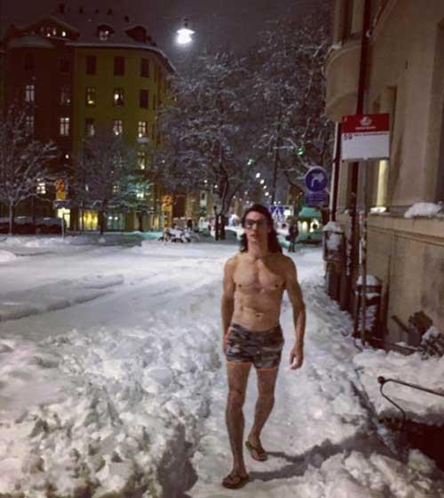 Peter Siepen på nakenpromenad i ett vinter-Stockholm.