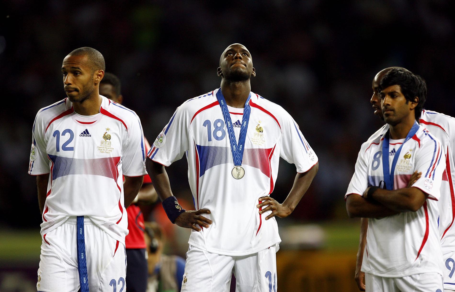 Vikash Dhorasoo bredvid Thierry Henry och Alou Diarra efter finalförlusten mot Italien