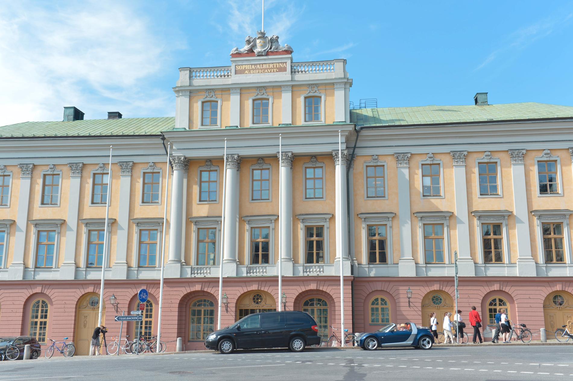 Ryssland utvisar två svenska diplomater. Utrikesdepartementet vid Gustaf Adolfs torg.